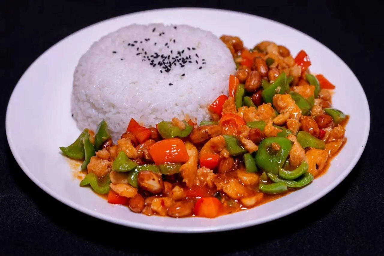 دجاج كونغ باو مع الأرز